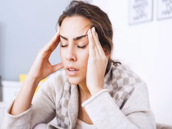 Đau đầu: Đau nhói đầu và đau nửa đầu là phản ứng thường xảy ra khi bạn bắt đầu một cơn căng thẳng dữ dội. Thiền hay yoga có thể giúp ích cho bạn trong trường hợp này. Ảnh: Boldsky.