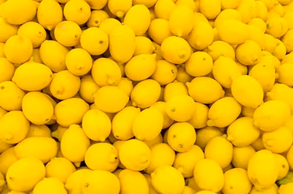 7. Chanh: Chanh rất giàu vitamin C và chúng giúp tăng cường hệ thống miễn dịch và cải thiện khả năng miễn dịch của tử cung. Vitamin C sẽ giúp tử cung ngăn chặn vi khuẩn, do đó, ngăn ngừa nhiễm trùng. Uống một ly nước chanh ấm mỗi buổi sáng sẽ cải thiện sức khoẻ tử cung của bạn. Ảnh: Shutterstock.