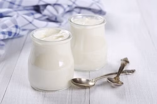 Sữa chua: Với hàm lượng protein cao, sữa chua là món ăn hoàn hảo để ăn bất cứ lúc nào trong ngày. Đây chính là thực phẩm càng ăn thì càng giúo vòng eo thon gọn. Protein ở trong sữa chua giúp kiềm chế cảm giác thèm ăn cho thực phẩm và giúp dạ dày của bạn cảm thấy no lâu hơn. Ảnh: Womanitely.
