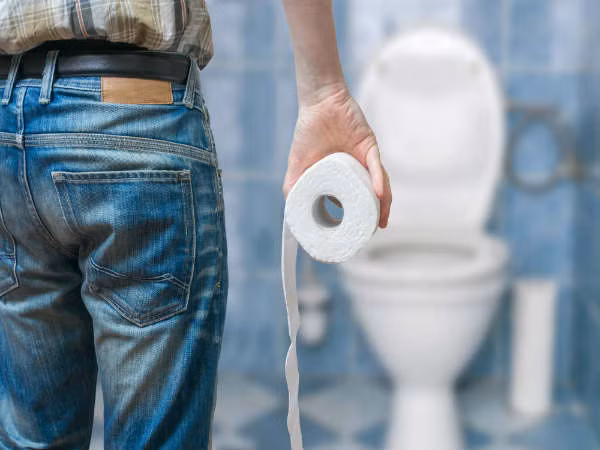 2, Tiêu chảy: Chất xơ chịu trách nhiệm về tốc độ chuyển hóa ở ruột. Quá nhiều chất xơ có nghĩa là tốc độ nhanh hơn, dẫn đến tiêu chảy. Ảnh: Boldsky.