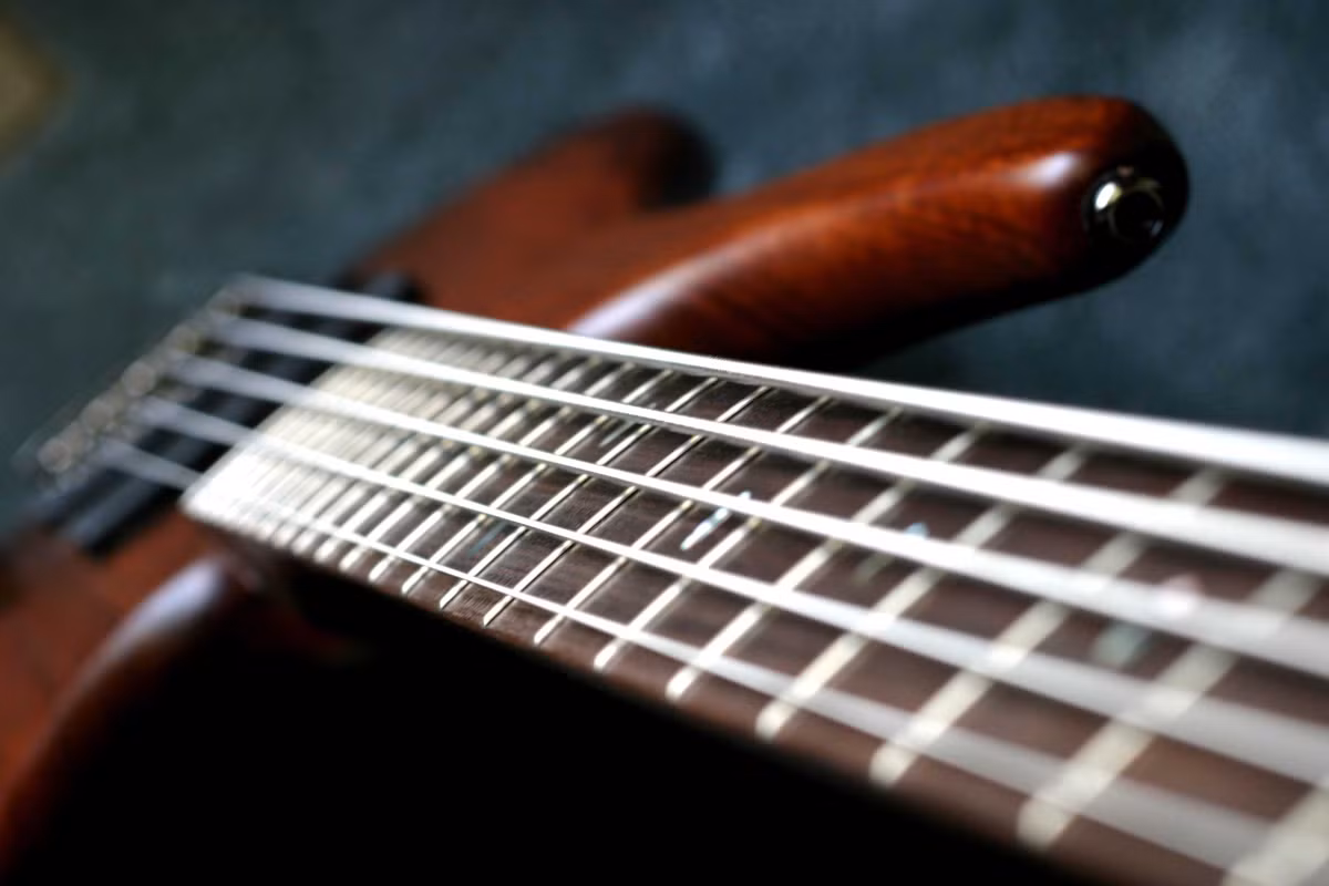 Hãy thử học chơi đàn guitar bass: Theo nghiên cứu gần đây của Trường Đại học Northwestern, âm nhạc với tiếng bass mạnh có thể làm cho bạn cảm thấy mạnh mẽ hơn và hạnh phúc hơn. Ảnh: Istock.
