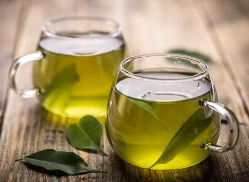 2. Uống trà xanh: Nếu muốn giảm cân hiệu quả, bạn hãy bỏ ngay thói quen về đêm gây hại sức khỏe này. Thay vào đó, bạn có thể sử dụng trà thảo dược không chứa caffein như trà hoa cúc. Trà xanh có thể rất tốt cho việc giảm cân nhưng hàm lượng caffein của nó có thể giúp bạn vượt qua thời gian ngủ. Ảnh: Eatthis.