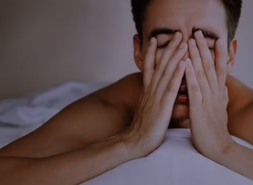 5. Chỉ ngủ được 5 tiếng hoặc ít hơn: Việc ngủ ít hơn 8 tiếng/ngày được khuyến cáo là có thể làm tổn hại đến tiến trình giảm cân của bạn. Theo một nghiên cứu y khoa, việc thiếu ngủ có thể làm chậm quá trình giảm cân và những người chỉ ngủ được 5,5 tiếng đồng hồ khó loại bỏ chất béo và ít giảm cân hơn so với những người ngủ khoảng 8,5 giờ. Ảnh: Eatthis.