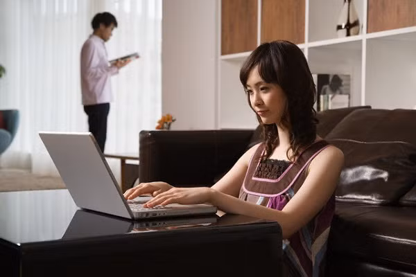 Vợ tôi thường điện thoại, chat trên máy tính rồi tủm tỉm cười (Ảnh minh họa IT).