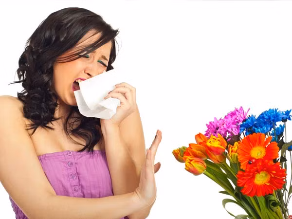 Không rửa tay đúng cách: Nếu không rửa tay đúng cách, bạn có thể bị cảm. Hãy rửa tay bằng xà phòng diệt khuẩn sau khi tập thể dục hoặc đếm tiền... Đặc biệt, tiền giấy là một trong những ổ vi khuẩn cảm cúm dễ lây nhiễm nhất. Do đó, nếu rửa tay thường xuyên, bạn có thể bảo vệ mình khỏi nguy cơ mắc cảm cúm. Ảnh: Boldsky.