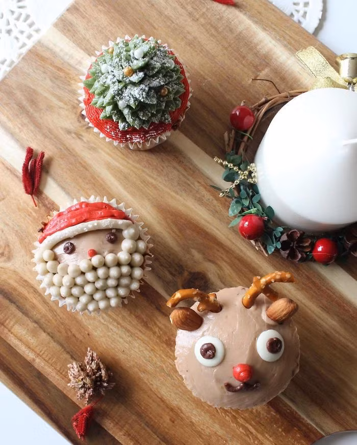 Bánh hình cây thông, ông già Noel và chú tuần lộc. Ảnh: BP.