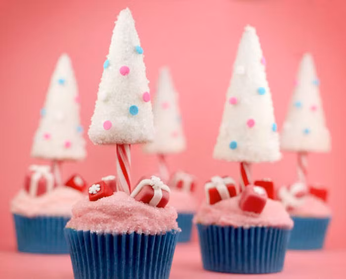 Chiếc bánh hình cây thông Noel và hộp quà cực dễ thương. Ảnh: BP.