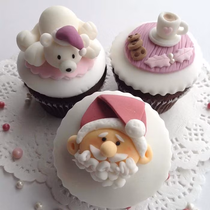 Bánh chủ đề Noel phủ socola trắng. Ảnh: BP.