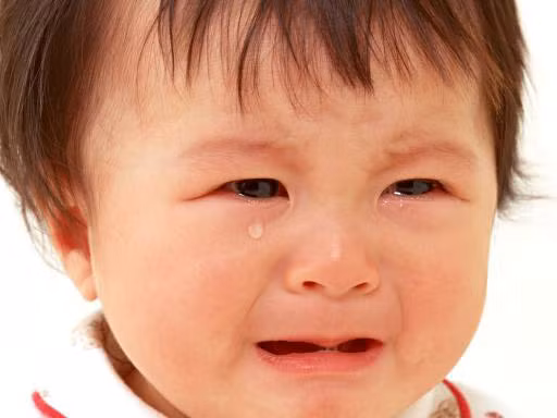 10. Giúp giảm đau: Nghiên cứu đã phát hiện ra rằng ngoài việc tự làm dịu, những giọt nước mắt cảm xúc thải ra oxytocin và endorphin. Những hóa chất này làm cho con người cảm thấy tốt và cũng có thể giảm bớt cả đau đớn về thể xác lẫn tinh thần. Chính vì vậy, khóc có thể làm giảm đau và thúc đẩy cảm giác hạnh phúc, theo Medical News Today. Ảnh: Readingcraze.
