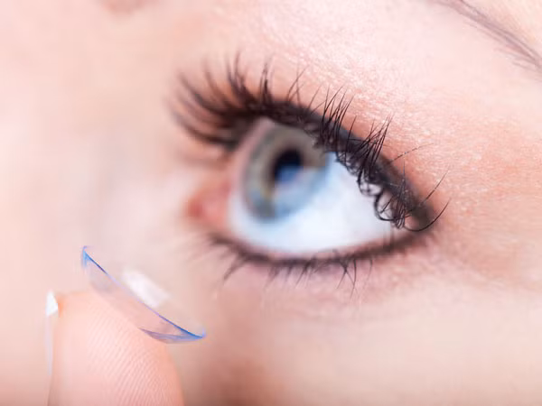 Đôi mắt được ví là “cửa sổ tâm hồn” và cũng là bộ phận cực kỳ nhạy cảm. Khi tiếp xúc trực tiếp với kính áp tròng, nó càng dễ bị tổn thương hơn. Một số sai lầm khi đeo kính áp tròng có thể gây tổn thương cho mắt, thậm chí còn dẫn đến mù lòa. Ảnh: Boldsky.