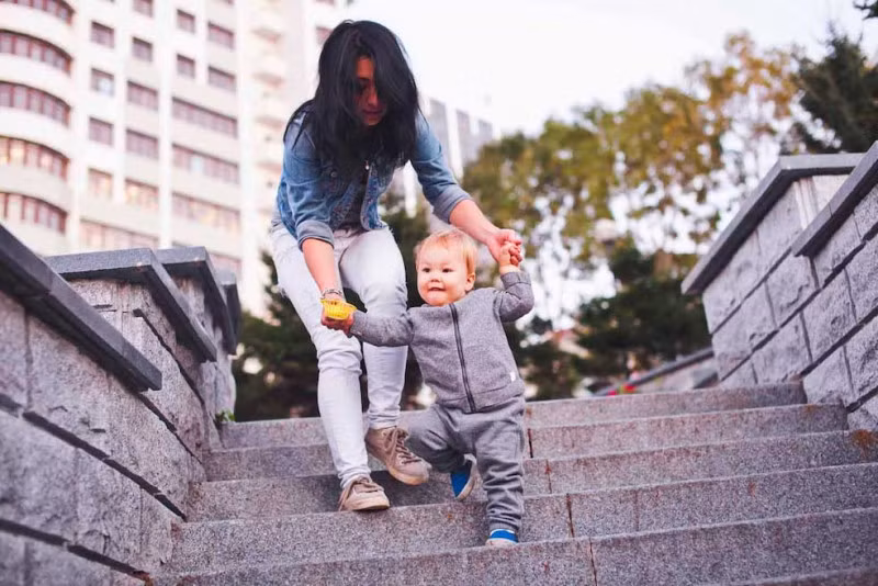 Toà án giao mình được nuôi con sau ly hôn, nhưng giờ nhà chồng không cho đón con về. Ảnh minh hoạ.