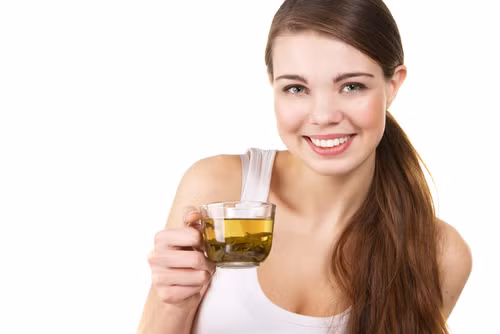 Uống trà xanh: Trà xanh chứa polyphenols và polysaccharides giúp giảm nồng độ đường huyết hiệu quả. Trà xanh cũng hỗ trợ kiểm soát nồng độ đường huyết. Ảnh: Teamajesty.