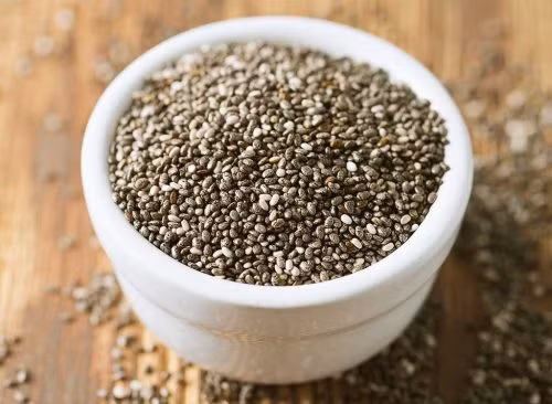 Hạt chia: Phụ nữ tuổi 40 nên bổ sung hạt chia hoặc yến mạch vào bữa sáng bởi đây loại thực phẩm giàu chất xơ rất tốt cho sức khỏe. Ảnh: Eatthis.