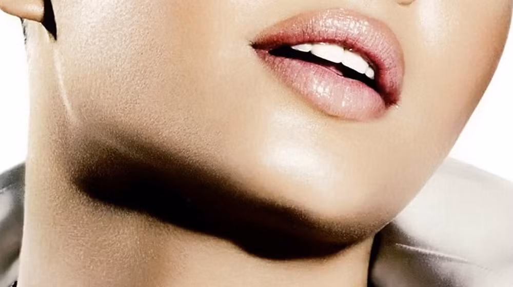 Phẫu thuật chỉnh giọng nói được các bác sĩ phẫu thuật thực hiện bằng cách cắt bỏ một phần sụn trong thanh quản hoặc tiêm botox vào dây thanh quản. Ảnh: Internet.
