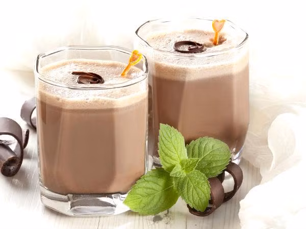 9. Cà phê latte: Những tách cà phê latte chứa lượng đường dư thừa, đặc biệt là xi-rô ngô fructose cao có thể gây tổn thương gan của chúng ta. Ảnh: Boldsky.