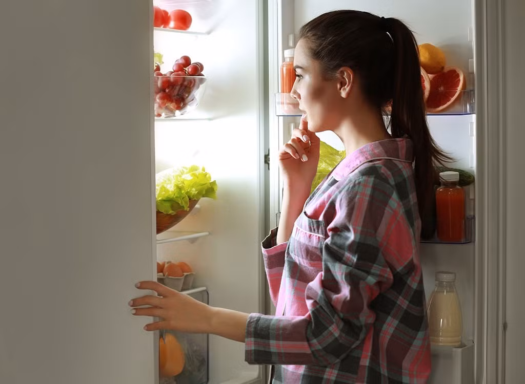 Khi bạn đi đến mở tủ lạnh để tìm đồ ăn không có nghĩa là bạn không thể đốt cháy calo. Mỗi lần đến tủ lạnh, bạn hãy thực hiện 15 lần đứng lên ngồi xuống (chú ý giữ tư thế ngồi xổm thấp nhất có thể). Duy trì những bài tập này, bạn có thể giảm cân nhanh chóng mà không tốn quá nhiều sức. 3. Khi bạn đánh răng