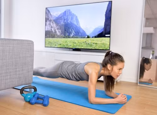 Trong thời gian xem TV, bạn có thể tranh thủ tập thể dục lúc chiếu quảng cáo. Theo một nghiên cứu do cơ quan truyền thông Nielsen tiến hành, ít nhất bạn sẽ có 14 phút quảng cáo giữa các chương trình truyền hình trên TV, thời gian này đủ để bạn tập luyện nhanh. Do vậy, mỗi lần quảng cáo chiếu trên màn hình, bạn hãy thử đứng dậy tập vài động tác thể dục. Đây thực sự là một bí kíp giảm cân hiệu quả nếu bạn kiên trì tập luyện. 2. Khi bạn mở tủ lạnh