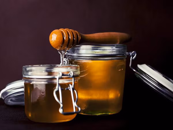 Mật ong là một trong những thành phần tự nhiên tốt nhất giúp điều trị tiêu chảy nhanh chóng. Lấy khoảng 3-4 muỗng cà phê mật ong hòa vào nước ấm và sau đó uống nó để trị tiêu chảy. Ảnh: Boldsky.