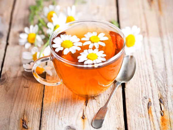 Trà hoa cúc là chất chống viêm rất phong phú và cũng giúp chữa nhiễm trùng đường tiêu hóa, bao gồm tiêu chảy. Bất cứ khi nào bạn mắc bệnh tiêu chảy, hãy uống 2-3 cốc trà hoa cúc. Ảnh: Boldsky.