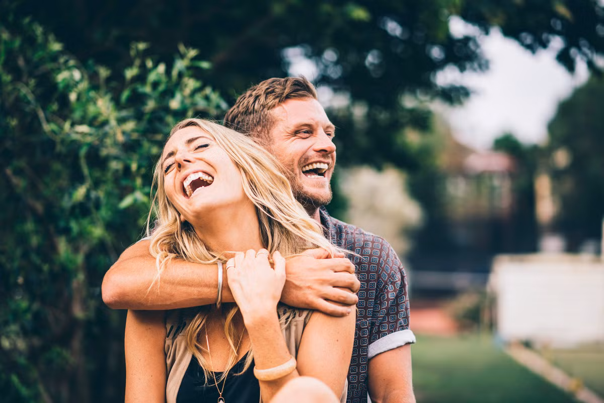 Nụ cười thực sự là liều thuốc tốt nhất cho não bộ: Nụ cười giúp giảm các hormone gây căng thẳng và hạ huyết áp, làm giảm nguy cơ đau tim và đột quỵ. Trong một nghiên cứu năm 2012, các nhà nghiên cứu đã phát hiện khi mọi người nghe thấy tiếng cười trẻ thơ, não của họ sẽ gia tăng oxytocin (còn gọi là "hormone tình yêu"). Ảnh: iStock.