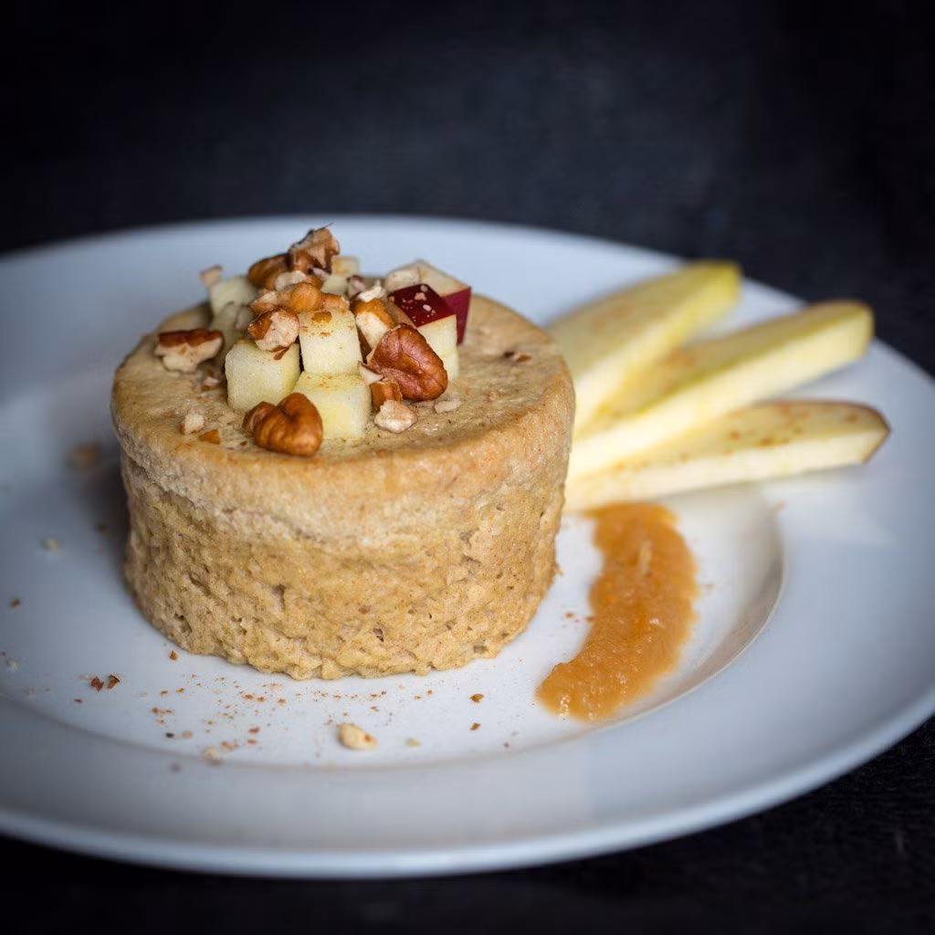 Bánh muffin táo: Chỉ mất 5 phút nướng bằng lò vi sóng, bạn đã có món bánh muffin táo ngon lành cho bữa sáng. Loại bánh này có lợi cho sức khỏe hơn khi thay thế bằng dầu dừa và bột dừa. Kết hợp với trái cây và hạnh nhân để bổ sung thêm protein. Ảnh: Civilizedcavemancooking.