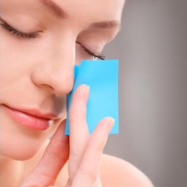Sử dụng giấy thấm dầu để thấm bớt dầu thừa trên da, giúp da thoáng và hạn chế mụn.