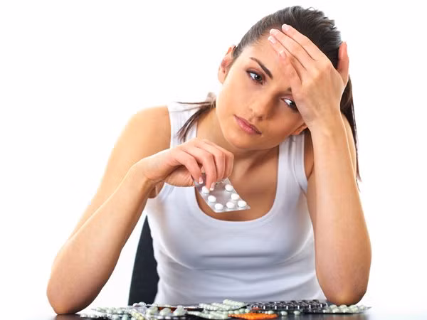 Với kỳ vọng sớm có vóc dáng thon gọn, không ít người chọn cách uống thuốc giảm cân. Nhưng thực tế, cách này cực kỳ nguy hại sức khỏe. Ảnh: Boldsky.