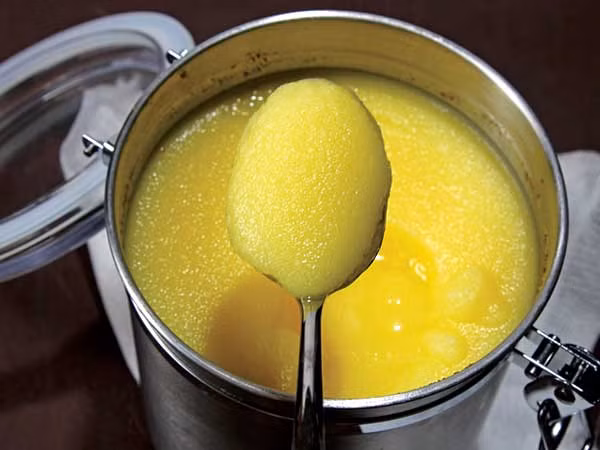 Nhiều người bắt đầu chế độ ăn kiêng tin rằng tránh tất cả các loại thức ăn béo có thể giúp họ giảm cân nhanh. Tuy nhiên, chất béo lành mạnh được tìm thấy trong thực phẩm như dừa, sữa, quả bơ,… rất cần thiết cho sức khoẻ. Ảnh: Boldsky.