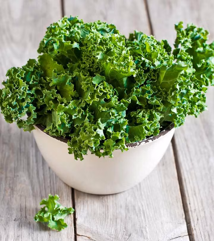 5. Cung cấp các lợi ích chống oxy hoá: Các chất chống oxy hoá trong cải xoăn bao gồm vitamin C, beta-carotene, flavonoid và polyphenol khác. Tất cả những chất này đều vô hiệu hóa các gốc tự do có hại, nó có thể đẩy nhanh quá trình lão hóa và thậm chí dẫn đến các bệnh nghiêm trọng như ung thư và bệnh tim. Các chất chống oxy hoá cũng có thể giúp tăng cường tâm trạng và chống chán nản. Ảnh: Shutterstock.