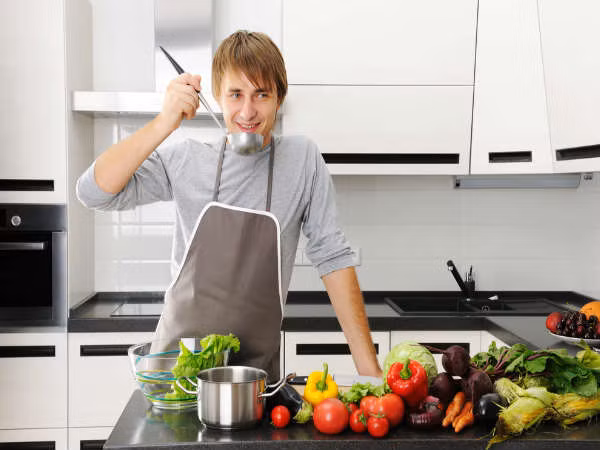 Việc nếm thử thức ăn trong khi nấu nướng cũng có thể gây tăng cân. Do vậy, bạn chỉ nên nếm thức ăn một lần với số lượng nhỏ để tránh tăng cân. Ảnh: Boldsky.
