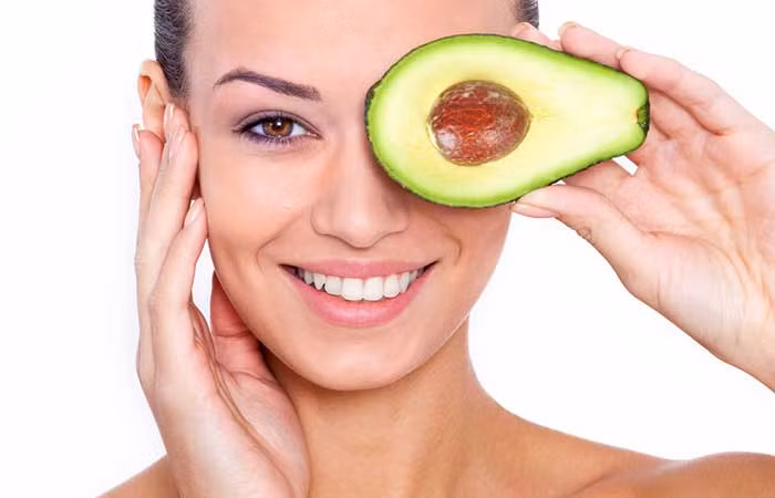 3. Bơ: Vitamin B và E có trong quả bơ cung cấp cho da một lượng dinh dưỡng dồi dào và đầy đủ. Với sự hỗ trợ của một lượng lớn vitamin E, da của bạn sẽ trở nên khỏe mạnh. Cùng với sự giúp đỡ của Kali trong trái bơ, da bạn sẽ luôn giữ được độ ẩm cần thiết. Ngoài ra, chất Glutathione - chất chống oxy hóa rất quan trọng trong quá trình ngăn chặn sự lão hoá - có trong quả bơ còn làm tăng mức độ miễn dịch và hỗ trợ cho việc làm chậm lão hóa da. Ảnh: Shutterstock.