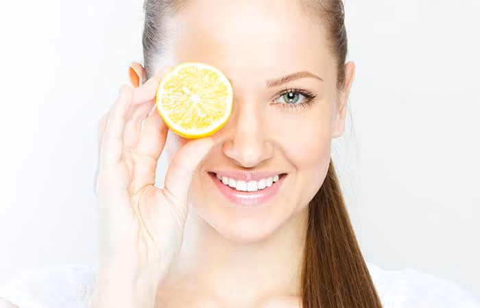 1. Chanh: Chanh giàu vitamin C, một chất chống oxy hóa mạnh giúp làm sạch các chất độc và bảo vệ da khỏi ánh nắng mặt trời và tăng sắc tố. Vì vậy, nếu bạn có làn da màu sắc không đồng đều, vết đen, vết sẹo mụn trứng cá, hãy thử uống nước chanh mật ong hàng ngày để có được làn da trắng sáng. Ảnh: Shutterstock.