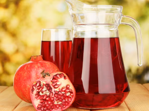 1. Nước ép lựu: Loại nước trái cây này có hiệu quả trong việc tăng số lượng tiểu cầu cho người bệnh sốt xuất huyết. Nó thúc đẩy sự phát triển của lymphocytes trong cơ thể, chống lại nhiễm trùng và tăng cường hệ thống miễn dịch. Một chén hạt lựu nên được pha với 2 ly nước, lọc và uống. Ảnh: Boldsky.