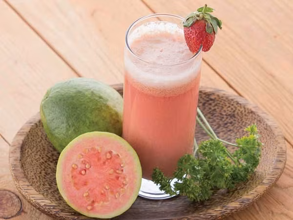4. Nước ép ổi: Ổi chứa nhiều vitamin A làm tăng tốc quá trình phục hồi của cơ thể sau khi mắc sốt xuất huyết. Hàm lượng vitamin C trong nước ép ổi cũng làm tăng hệ thống miễn dịch, làm cho nó có khả năng chống lại các bệnh nhiễm trùng khác. Nước ép này cũng ngăn ngừa mất nước. Cắt đôi hai quả ổi và cho vào máy xay cùng nước. Lọc và uống nó. Ảnh: Boldsky.