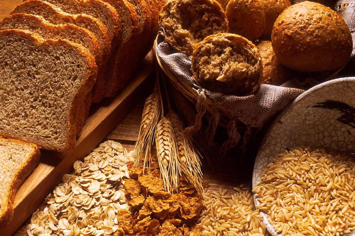 2. Không ăn carbs từ ngũ cốc: Thực đơn ăn uống của bạn có thể bao gồm carbs từ các hạt và rau, hãy cắt giảm carbs từ ngũ cốc. Tương tự như vậy, hãy ăn nhiều hoa quả hơn là ăn nhiều mì ống hay cơm. Chất xơ tự nhiên trong trái cây có thể điều chỉnh các chất béo dư thừa trong cơ thể. Vì vậy, cắt giảm carb từ ngũ cốc có thể giúp bạn nhanh chóng có vòng eo thon thả. Ảnh: Scoopwhoop.