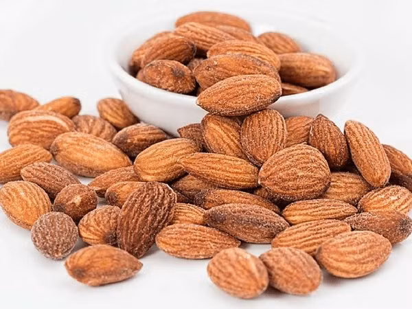 Hạnh nhân chứa một số chất dinh dưỡng có lợi như vitamin E, magiê, chất xơ, carbohydrate, protein và mangan. Vitamin E, magiê và kali có thể làm giảm mức cholesterol xấu. Ảnh: Boldsky.