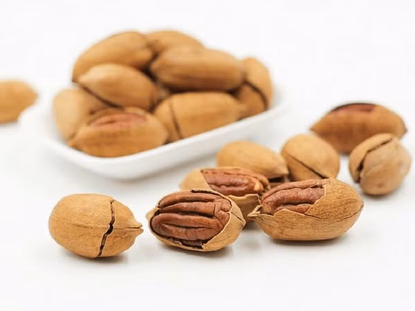 Quả hồ đào chứa polyphenol, chất chống oxy hoá. Ngoài ra, hạt này chứa nhiều khoáng chất và vitamin như axit folic, magiê, phốt pho và kẽm. Ảnh: Boldsky.