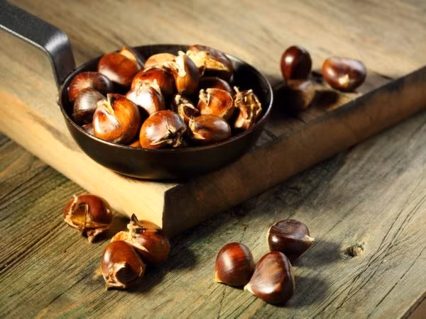 Hạt dẻ có ít chất béo và chứa flavonoid như quercetin, giúp chống lại bệnh tiểu đường và ung thư. Ảnh: Boldsky.