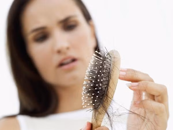Nếu bạn đang bị các vấn đề về rụng tóc nghiêm trọng hoặc móng tay dễ gãy thì đó là dấu hiệu thiếu hụt vitamin C. Ảnh: Boldsky.