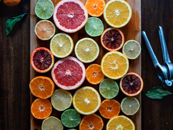 Vitamin C cần thiết cho cơ thể bạn hàng ngày. Phụ nữ trưởng thành cần ít nhất 75mg vitamin C mỗi ngày, trong khi đàn ông trưởng thành cần ít nhất 90mg. Thiếu vitamin C có thể gây một số vấn đề sức khỏe nghiêm trọng sau đây. Ảnh: Boldsky.