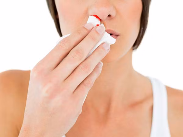 Nếu bạn bị chảy máu mũi thường xuyên thì đó là triệu chứng của vitamin C. Ảnh: Boldsky.