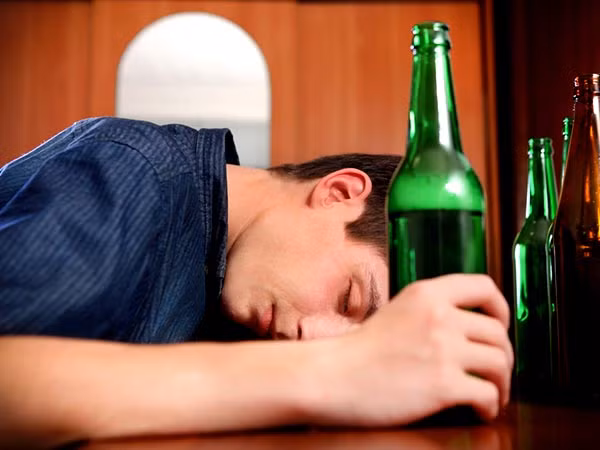 1. Sử dụng rượu quá mức: Việc tiêu thụ nhiều hơn một ly rượu mỗi ngày làm tăng nguy cơ bị hư thận. Điều này là do rượu có thể gây stress cho thận và gan. Ảnh: Boldsky.