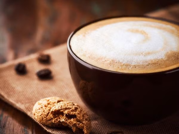 8. Thận trọng về cà phê: Caffeine có thể gây căng thẳng lên thận và tăng huyết áp. Uống nhiều cà phê quá mức có thể dẫn đến tổn thương thận về lâu dài. Ảnh: Boldsky.