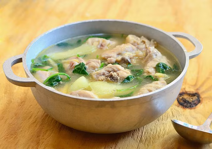 Nước xương: canh xương là một trong những nguồn cung cấp collagen tự nhiên tốt nhất cho cơ thể, trong đó có chứa các axit amin proline và glycin giúp tái tạo mô liên kết. Ngoài ra, nước xương còn chứa nhiều chondroitin sunfat và glucosamin, chất chống oxy hóa giúp làm giảm viêm và đau khớp. Ảnh: Kawalingpinoy.