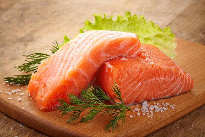 Bổ sung các thực phẩm giúp điều trị viêm khớp: Thực phẩm giàu Omega-3 giúp làm giảm viêm mạnh mẽ, có nhiều trong cá hồi, hạt lanh, hạt é (hạt chia), quả óc chó… Ở những người chịu khó bổ sung a xít béo omega-3, khớp ít bị sưng và tê cứng hơn. Ảnh: Kinja-img.