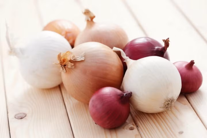 Thực phẩm giàu lưu huỳnh: Lưu huỳnh cũng làm giảm viêm khớp và tái tạo mô, đã được chứng minh là làm giảm đau và suy giảm chức năng. Các thực phẩm nhiều lưu huỳnh như: hành tây, tỏi, măng tây và bắp cải… Ảnh: Beautyepic.