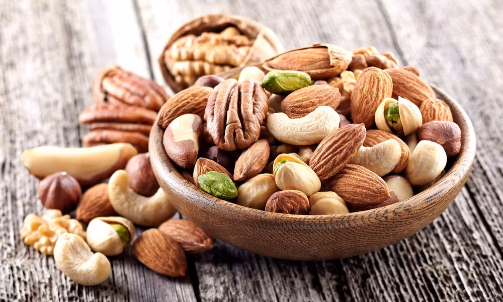 Những loại thực phẩm giàu chất xơ giúp bạn kiểm soát sự thèm ăn, có lợi cho tiêu hóa, làm giảm nguy cơ các bệnh khác nhau và các biến chứng. Các loại này bao gồm: Các loại rau, trái cây, ngũ cốc thô, các loại đậu, các loại hạt, quả óc chó… Ảnh: Anabolicmen.
