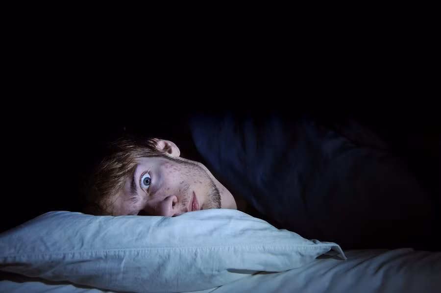 Đột quỵ: Ngủ muộn mà vẫn phải dậy sớm khiến bạn có ít thời gian để nghỉ ngơi. Điều này sẽ gây áp lực lên tim, dẫn đến ngừng tim, gây đột quỵ. Ảnh: Lmirates247.