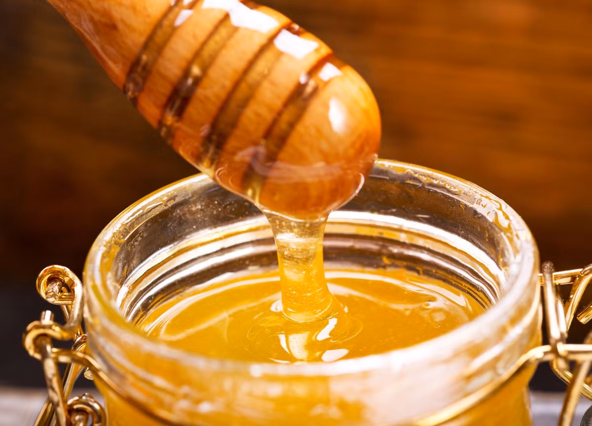 Mật ong là cách tự nhiên trị thâm khuỷu tay. Hãy trộn một thìa mật ong với sữa rồi bôi lên vùng thâm ở khuỷu tay và để yên khoảng 30 phút trước khi rửa bằng nước ấm. Ảnh: Getty.
