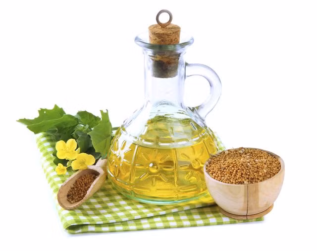 Lấy một thìa dầu mù tạt trộn với nước ấm rồi bôi lên khuỷu tay. Giữ yên khoảng 10 phút và sau đó rửa bằng xà phòng và nước ấm. Ảnh: Getty.